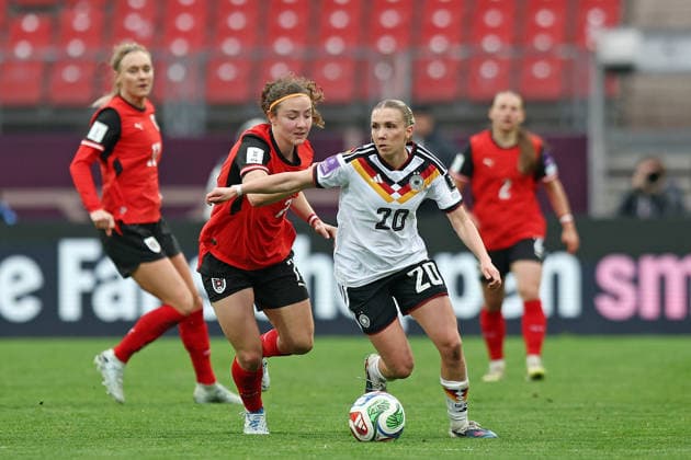14.04.2026, xovx, Fußball Frauen WM-Qualifikation, Deutschland - Österreich v.l. Melanie Brunnthaler (Österreich), Elisa Senß (Deutschland) Nürnberg Max-Morlock-Stadion Bayern Deutschland (DE)