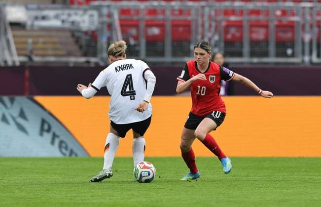 14.04.2026 - Fussball Frauenfussball - Länderspiel - WM-Qualifikationsspiel Qualikfikation Qualifikationsspiel zur Weltmeisterschaft 2027 - Deutschland gg Österreich - Sportfoto Zink DaMa - xdaxmax - Eileen Campbell (10, Österreich ) mit Beinschuss - durch die Beine - gg Rebecca Knaak (4, Deutschland )