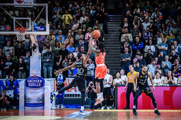 easycredit BBL Basketball Bundesliga 2025 2026 Nachholspiel 23. Spieltag 14.04.2026 Science City Jena vs Basketball Löwen Braunschweig Ucgebba Iroegbu (Jena) beim 3er gegen Bryant Crawford (Braunschweig) Sparkassen Arena