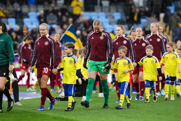 GÖTEBORG, SVERIGE 20260414 Danmarks Pernille Harder och malvakt Freja R. Thisgaard med sitt lag inför tisdagens fotbollsmatch i VM-kvalet mellan Sverige och Danmark pa Gamla Ullevi i Göteborg. GÖTEBORG SVERIGE x9200x Copyright: xAdamxIhse TTx VM-KVAL SVERIGE-DANMARK