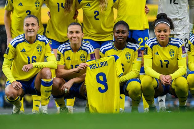 260414 Filippa Angeldahl, Julia Zigiotti Olme, Monica Jusu Bah and Felicia Schröder of Sweden wholf up a jersey with Asllani™s name on it ahead of the FIFA Women s World Cup Qualifier football match between Sweden and Denmark on April 14, 2026 in Gothenburg. Photo: Mathias Bergeld BILDBYRAN kod MB CS0928 fotboll football soccer fotball vm-kval kval fifa womens world cup qualifier qualifier sverige sweden danmark denmark dam bbeng women kvinner Copyright: MATHIASxBERGELD BB260414MB014