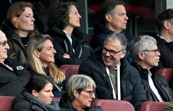 14.04.2026, WM-Qualifikation Europa, Frauen 2026, 3.Spieltag, Deutschland - Österreich, im Max-Morlock-Stadion Nürnberg, Fussballfunktionärin Nia Künzer (Deutschland) und Andreas Rettig (Deutschland) haben sichtlich Spass
