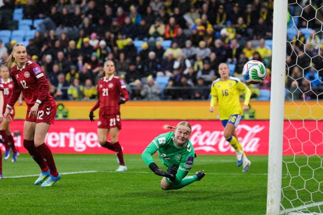 GÖTEBORG, SVERIGE 20260414 Danmarks malvakt Freja R. Thisgaard och Stine Sandbech 12 ser bollen ga stolpe ut under tisdagens fotbollsmatch i VM-kvalet mellan Sverige och Danmark pa Gamla Ullevi i Göteborg. GÖTEBORG SVERIGE x9200x Copyright: xAdamxIhse TTx VM-KVAL SVERIGE-DANMARK