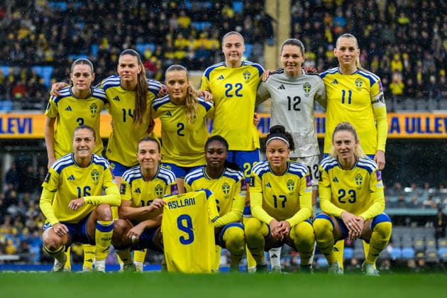 260414 The starting eleven of Sweden with a jersey dedicated to Kosovare Asllani ahead of the FIFA Women s World Cup Qualifier football match between Sweden and Denmark on April 14, 2026 in Gothenburg. Photo: Mathias Bergeld BILDBYRAN kod MB CS0928 fotboll football soccer fotball vm-kval kval fifa womens world cup qualifier qualifier sverige sweden danmark denmark dam bbeng women kvinner Copyright: MATHIASxBERGELD BB260414MB015