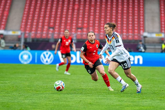 Chiara D Angelo (2 Österreich) und Carlotta Wamser (13 Germany) in Aktion beim Länderspiel zwischen Deutschland - Österreich am 14.04.2026 in Nürnberg. Nürnberg Max-Morlock-Stadion Bayern Deutschland