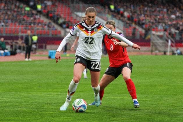 Jule Brand 22 (Deutschland) in Aktion gegen Barbara Dunst 8 (Oesterreich), Deutschland vs. Oesterreich, DFB, Fussball, Frauen, Qualifikation zur Frauen-WM, Gruppenphase, Gruppe D, Spieltag 3 von 6, Saison 2025 26, 14.04.2026 Nuernberg Bayern Deutschland