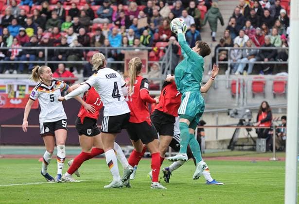 14.04.2026 - Fussball Frauenfussball - Länderspiel - WM-Qualifikationsspiel Qualikfikation Qualifikationsspiel zur Weltmeisterschaft 2027 - Deutschland gg Österreich - Sportfoto Zink DaMa - xdaxmax - Ann-Katrin Berger (1, Deutschland ) fängt Ball