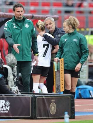 14.04.2026 - Fussball Frauenfussball - Länderspiel - WM-Qualifikationsspiel Qualikfikation Qualifikationsspiel zur Weltmeisterschaft 2027 - Deutschland gg Österreich - Sportfoto Zink DaMa - xdaxmax - Christian Wück ( Trainer, Deutschland ) umarmt Giulia Gwinn (7, Deutschland ) nach Auswechslung Einwechslung Wechsel