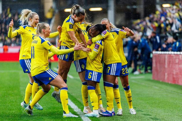 260414 Monica Jusu Bah of Sweden celebrates with teammates after scoring 1-0 during the FIFA Women s World Cup Qualifier football match between Sweden and Denmark on April 14, 2026 in Gothenburg. Photo: Michael Erichsen BILDBYRAN COP 89 CS0928 fotboll football soccer fotball vm-kval kval fifa womens world cup qualifier qualifier sverige sweden danmark denmark dam bbeng women kvinner jubel Copyright: MICHAELxERICHSEN BB260414MI014