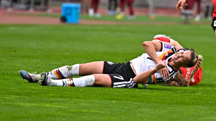 14.04.2026, WM-Qualifikation Europa, Frauen 2026, 3.Spieltag, Deutschland - Österreich, im Max-Morlock-Stadion Nürnberg, Giulia Gwinn (Deutschland) angeschlagen am Boden