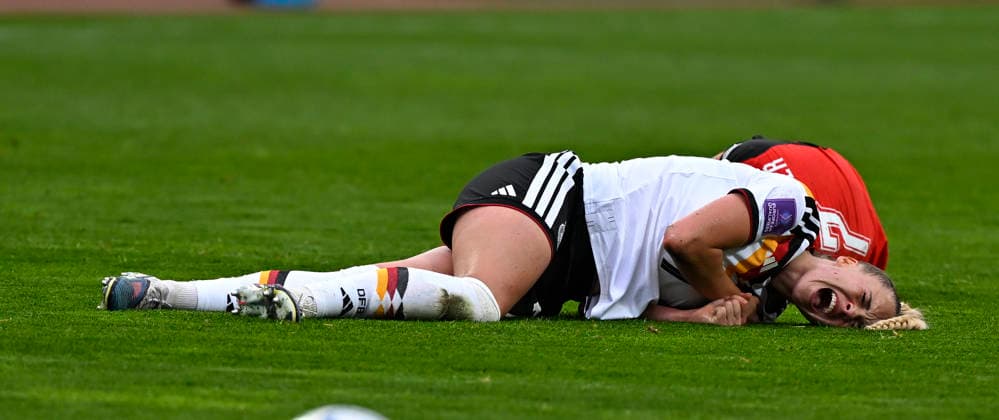 14.04.2026, WM-Qualifikation Europa, Frauen 2026, 3.Spieltag, Deutschland - Österreich, im Max-Morlock-Stadion Nürnberg, Giulia Gwinn (Deutschland) angeschlagen am Boden