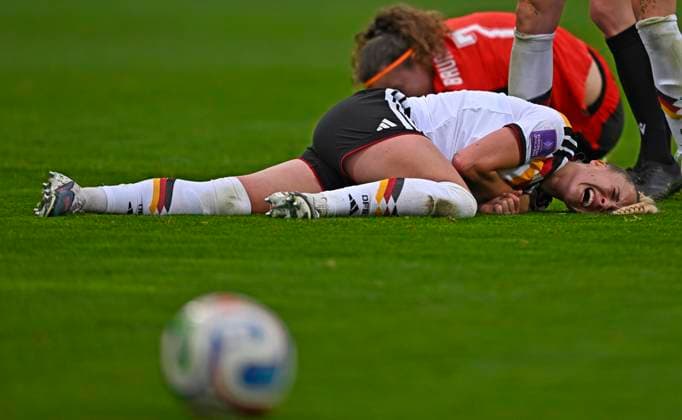 14.04.2026, WM-Qualifikation Europa, Frauen 2026, 3.Spieltag, Deutschland - Österreich, im Max-Morlock-Stadion Nürnberg, Giulia Gwinn (Deutschland) verletzt