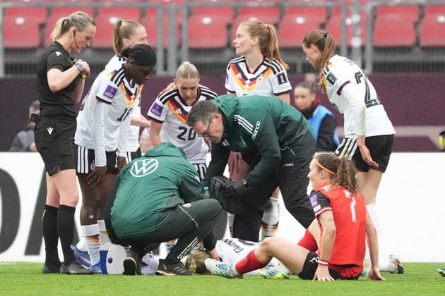 Giulia Gwinn (Deutschland) hat sich im Zweikampf verletzt und ist auf die Schulter gefallen. Sie muss kurz darauf ausgewechselt werden - Nürnberg 14.04.2026: Deutschland vs. Österreich, Max-Morlock-Stadion, Womens WM Qualifikation