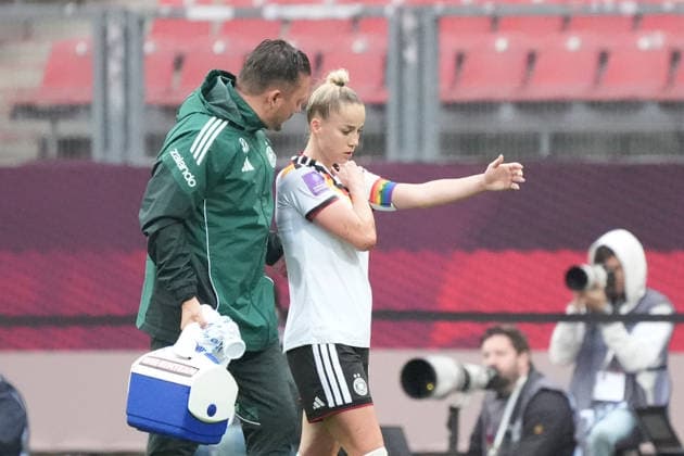 Giulia Gwinn (Deutschland) hat sich im Zweikampf verletzt und ist auf die Schulter gefallen. Sie muss kurz darauf ausgewechselt werden - Nürnberg 14.04.2026: Deutschland vs. Österreich, Max-Morlock-Stadion, Womens WM Qualifikation