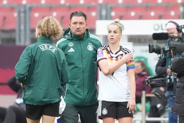 Giulia Gwinn (Deutschland) hat sich im Zweikampf verletzt und ist auf die Schulter gefallen. Sie muss kurz darauf ausgewechselt werden - Nürnberg 14.04.2026: Deutschland vs. Österreich, Max-Morlock-Stadion, Womens WM Qualifikation