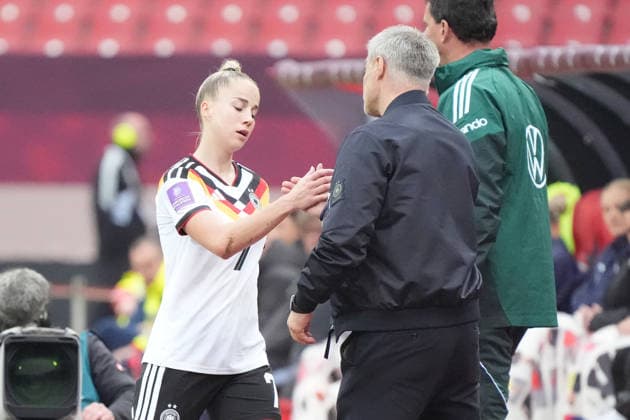Giulia Gwinn (Deutschland) nach der Auswechslung mit Bundestrainer Christian Wück (Deutschland) - Nürnberg 14.04.2026: Deutschland vs. Österreich, Max-Morlock-Stadion, Womens WM Qualifikation