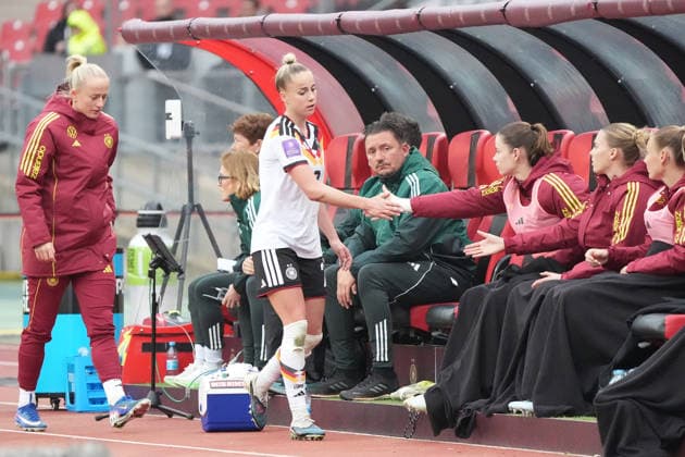 Giulia Gwinn (Deutschland) nach der Auswechslung - Nürnberg 14.04.2026: Deutschland vs. Österreich, Max-Morlock-Stadion, Womens WM Qualifikation