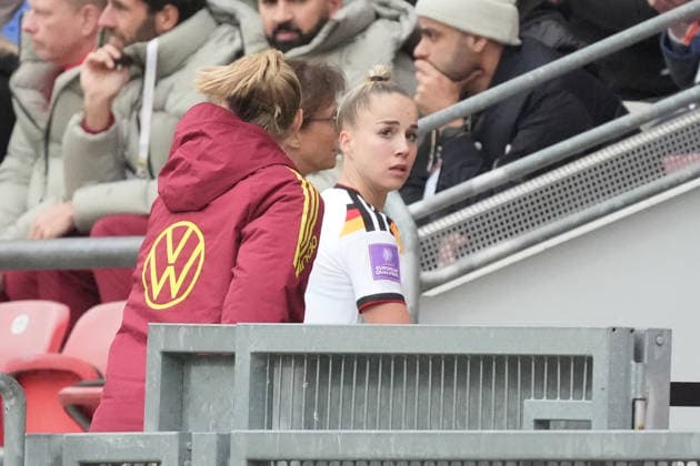 Giulia Gwinn (Deutschland) muss verletzt in die Kabine - Nürnberg 14.04.2026: Deutschland vs. Österreich, Max-Morlock-Stadion, Womens WM Qualifikation
