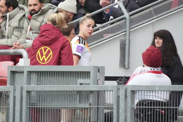 Giulia Gwinn (Deutschland) muss verletzt in die Kabine - Nürnberg 14.04.2026: Deutschland vs. Österreich, Max-Morlock-Stadion, Womens WM Qualifikation