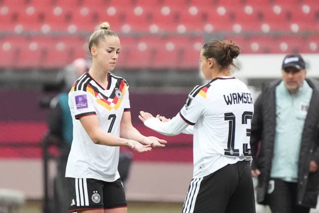 Giulia Gwinn (Deutschland) hat sich im Zweikampf verletzt und ist auf die Schulter gefallen. Sie muss kurz darauf ausgewechselt werden gegen Carlotta Wamser (Deutschland) - Nürnberg 14.04.2026: Deutschland vs. Österreich, Max-Morlock-Stadion, Womens WM Qualifikation