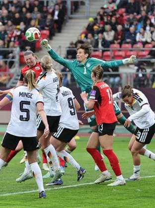14.04.2026 - Fussball Frauenfussball - Länderspiel - WM-Qualifikationsspiel Qualikfikation Qualifikationsspiel zur Weltmeisterschaft 2027 - Deutschland gg Österreich - Sportfoto Zink DaMa - xdaxmax - Ann-Katrin Berger (1, Deutschland ) faustet Ball weg