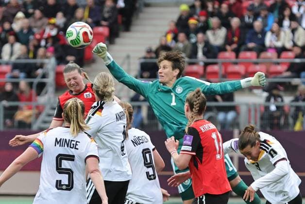 14.04.2026 - Fussball Frauenfussball - Länderspiel - WM-Qualifikationsspiel Qualikfikation Qualifikationsspiel zur Weltmeisterschaft 2027 - Deutschland gg Österreich - Sportfoto Zink DaMa - xdaxmax - Ann-Katrin Berger (1, Deutschland ) faustet Ball weg