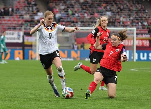14.04.2026 - Fussball Frauenfussball - Länderspiel - WM-Qualifikationsspiel Qualikfikation Qualifikationsspiel zur Weltmeisterschaft 2027 - Deutschland gg Österreich - Sportfoto Zink DaMa - xdaxmax - Sjoeke Nüsken Nuesken (9, Deutschland ) Melanie Brunnthaler (7, Österreich )