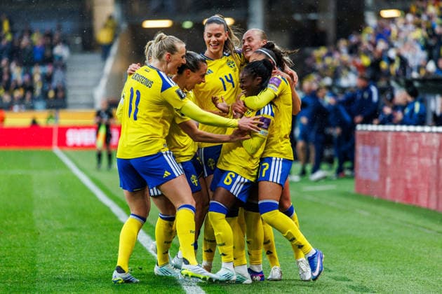 260414 Monica Jusu Bah of Sweden celebrates with teammates after scoring 1-0 during the FIFA Women s World Cup Qualifier football match between Sweden and Denmark on April 14, 2026 in Gothenburg. Photo: Michael Erichsen BILDBYRAN COP 89 CS0928 fotboll football soccer fotball vm-kval kval fifa womens world cup qualifier qualifier sverige sweden danmark denmark dam bbeng women kvinner jubel Copyright: MICHAELxERICHSEN BB260414MI015