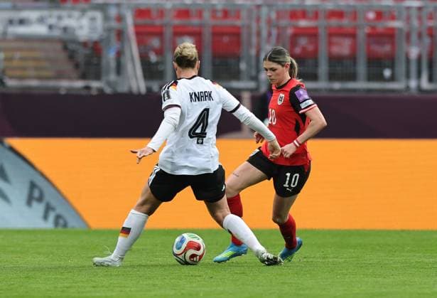 14.04.2026 - Fussball Frauenfussball - Länderspiel - WM-Qualifikationsspiel Qualikfikation Qualifikationsspiel zur Weltmeisterschaft 2027 - Deutschland gg Österreich - Sportfoto Zink DaMa - xdaxmax - Eileen Campbell (10, Österreich ) mit Beinschuss - durch die Beine - gg Rebecca Knaak (4, Deutschland )