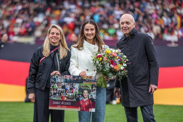 GER, Nürnberg, Deutschland vs Österreich, Länderspiel, Fussball, FIFA, Spielzeit 2026 2027, WM-Qualifikation, Max-Morlock-Stadion, 3. Spieltag im Bild: Sara Däbritz wird von Bernd Neuendorf (DFB Präsident) und Nia Künzer (Sportdirektorin Frauen Fußball DFB) verabschiedet, Ehrung nach Rücktritt aus der Nationalmannschaft DFB DFL REGULATIONS PROHIBIT ANY USE OF PHOTOGRAPHS AS IMAGE SEQUENCES AND OR QUASI-VIDEO, 14.04.2026 Copyright: HMBxMedia HendrikxHamelau