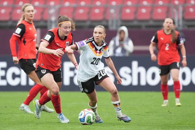 Elisa Senß (Deutschland) setzt sich durch - Nürnberg 14.04.2026: Deutschland vs. Österreich, Max-Morlock-Stadion, Womens WM Qualifikation