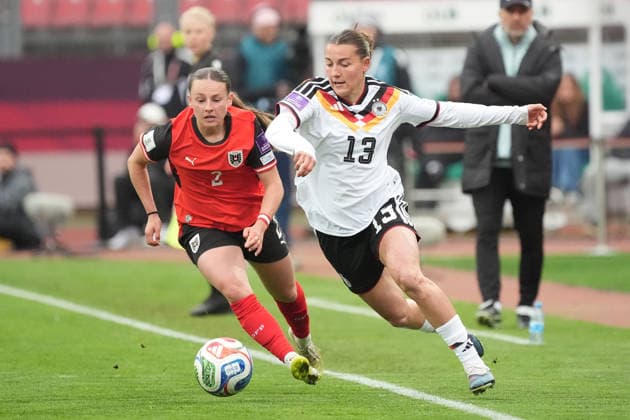 Carlotta Wamser (Deutschland) zieht an Chiara D Angelo (Österreich) vorbei - Nürnberg 14.04.2026: Deutschland vs. Österreich, Max-Morlock-Stadion, Womens WM Qualifikation