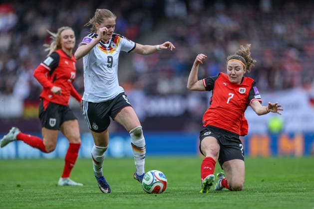 GER, Nürnberg, Deutschland vs Österreich, Länderspiel, Fussball, FIFA, Spielzeit 2026 2027, WM-Qualifikation, Max-Morlock-Stadion, 3. Spieltag im Bild v.l.: Sjoeke Nüsken (Deutschland Frauen 9), Melanie Brunnthaler (Österreich 7) DFB DFL REGULATIONS PROHIBIT ANY USE OF PHOTOGRAPHS AS IMAGE SEQUENCES AND OR QUASI-VIDEO, 14.04.2026 Copyright: HMBxMedia HendrikxHamelau