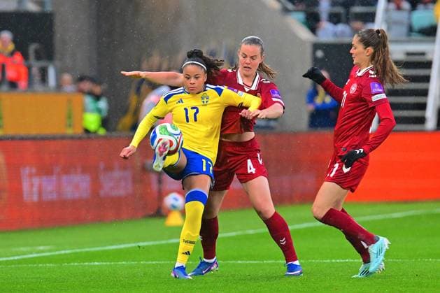 Gamla Ullevi GOTHENBURG, SWEDEN - APRIL 14: Felicia Schroder of Sweden and Emma Farge of Denmark in a battle for the ball during the World Cup 2027 qualifier match between Sweden and Denmark at Gamla Ullevi on April 14, 2026 in Gothenburg, Sweden. (Peter Sonander SPP) Copyright: xPeterxSonander SPPx Sportspressphoto_SPR129176