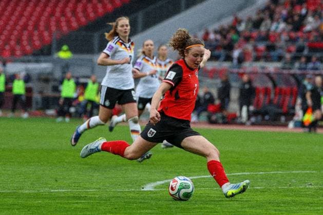 Melanie Brunnthaler 7 (Oesterreich) mit einem Schuss aufs deutsche Tor, dahinter Sjoeke Nuesken 9 (Deutschland), Deutschland vs. Oesterreich, DFB, Fussball, Frauen, Qualifikation zur Frauen-WM, Gruppenphase, Gruppe D, Spieltag 3 von 6, Saison 2025 26, 14.04.2026 Nuernberg Bayern Deutschland