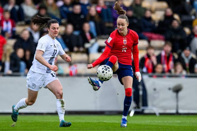 260414 Zala Kustrin of Slovenia and Caroline Graham Hansen of Norway during the FIFA Women s World Cup Qualifier football match between Norway and Slovenia on April 14, 2026 in Lillestrom. Photo: Vegard Grott BILDBYRAN kod VG VG0919 bbeng fotball soccer football fotboll FIFA World Cup, WM, Weltmeisterschaft, Fussball qualifiers vm-kvalifisering kvinner vm kvalik landskamp dam norge norway slovenien slovenia Copyright: VEGARDxGRoTT BB260414VG024