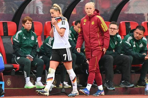 Giulia GWINN (GER), verletzt,Verletzung Re:Lea SCHUELLER (GER). Fussball WM Qualifikation Frauen Deutschland - Oesterreich am 14.04.2026 Max-Morlock-Stadion Nuernberg. Â