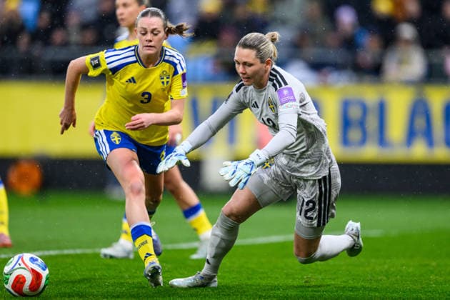 260414 Sofia Reidy and goalkeeper Jennifer Falk of Sweden during the FIFA Women s World Cup Qualifier football match between Sweden and Denmark on April 14, 2026 in Gothenburg. Photo: Carl Sandin BILDBYRAN kod CS CS0928 fotboll football soccer fotball vm-kval kval fifa womens world cup qualifier qualifier sverige sweden danmark denmark dam bbeng women kvinner Copyright: CARLxSANDIN BB260414CS010