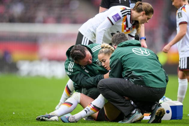 Frauen Fußball, Qualifikation zur FIFA Frauen-Weltmeisterschaft, 20260414, Deutschland - Österreich. Im Bild Verletzung, Giulia GWINN (Deutschland, 7). Nürnberg Max-Morlock-Stadion Bayern Deutschland Copyright: Passion2Press MarkusxFischerx