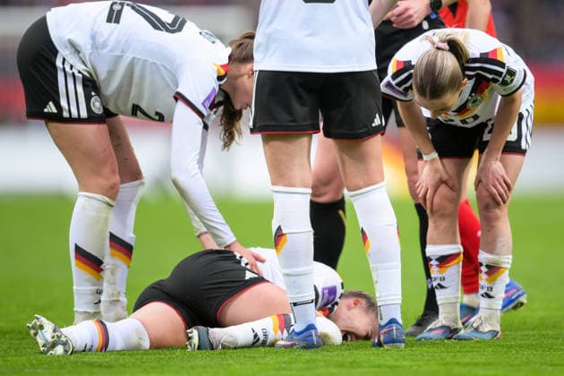 Frauen Fußball, Qualifikation zur FIFA Frauen-Weltmeisterschaft, 20260414, Deutschland - Österreich. Im Bild Verletzung, Giulia GWINN (Deutschland, 7). Nürnberg Max-Morlock-Stadion Bayern Deutschland Copyright: Passion2Press MarkusxFischerx
