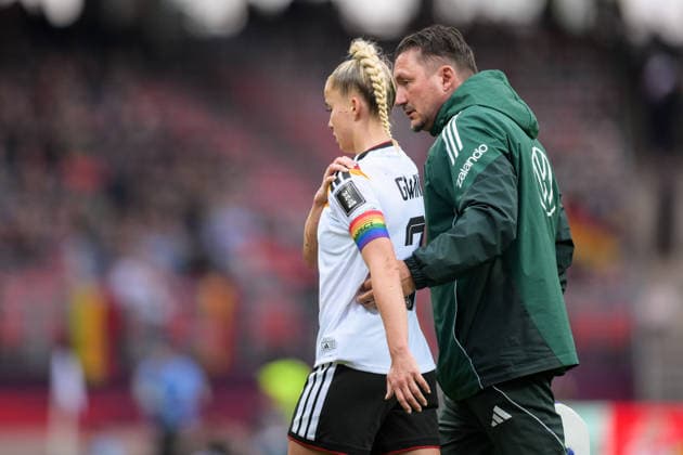 Frauen Fußball, Qualifikation zur FIFA Frauen-Weltmeisterschaft, 20260414, Deutschland - Österreich. Im Bild Verletzung, Giulia GWINN (Deutschland, 7). Nürnberg Max-Morlock-Stadion Bayern Deutschland Copyright: Passion2Press MarkusxFischerx