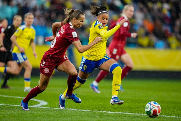 GOTHENBURG, SWEDEN 20260414 Denmark s Frederikke Thogersen and Sweden s Felicia Schröder during Tuesday s World Cup qualifying soccer match between Sweden and Denmark at Gamla Ullevi in Gothenburg. GÖTEBORG SWEDEN x9200x