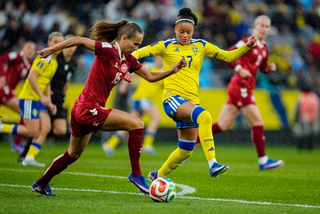 GÖTEBORG, SVERIGE 20260414 Danmarks Frederikke Thogersen och Sveriges Felicia Schröder under tisdagens fotbollsmatch i VM-kvalet mellan Sverige och Danmark pa Gamla Ullevi i Göteborg. GÖTEBORG SVERIGE x9200x Copyright: xBjörnxLarssonxRosvall TTx VM-KVAL SVERIGE-DANMARK