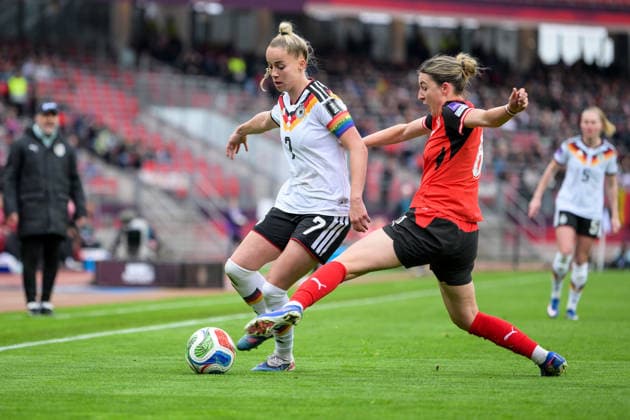 Frauen Fußball, Qualifikation zur FIFA Frauen-Weltmeisterschaft, 20260414, Deutschland - Österreich. Im Bild v.l. Giulia GWINN (Deutschland, 7), Barbara DUNST (Österreich, 8). Nürnberg Max-Morlock-Stadion Bayern Deutschland Copyright: Passion2Press MarkusxFischerx