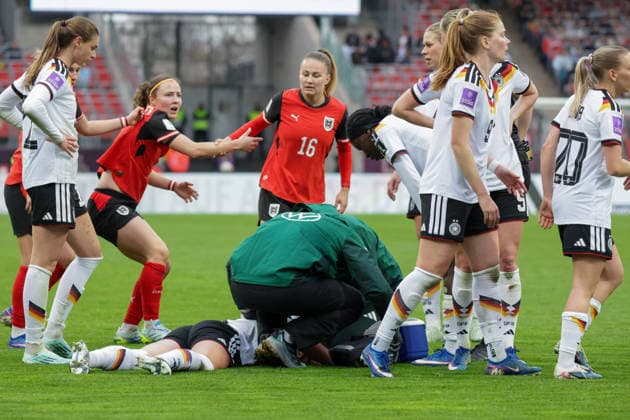 14.04.2026, xgrfx, Fussball WM Qualifikation Frauen , Deutschland - Österreich v.l. Verletzung, Giulia Gwinn (Deutsche Frauennationalmannschaft) (DFL DFB REGULATIONS PROHIBIT ANY USE OF PHOTOGRAPHS as IMAGE SEQUENCES and or QUASI-VIDEO) Nürnberg