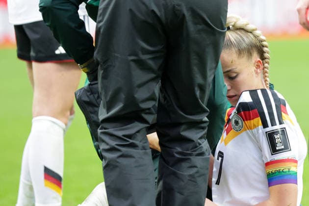 14.04.2026, xgrfx, Fussball WM Qualifikation Frauen , Deutschland - Österreich v.l. Verletzung, Giulia Gwinn (Deutsche Frauennationalmannschaft) (DFL DFB REGULATIONS PROHIBIT ANY USE OF PHOTOGRAPHS as IMAGE SEQUENCES and or QUASI-VIDEO) Nürnberg