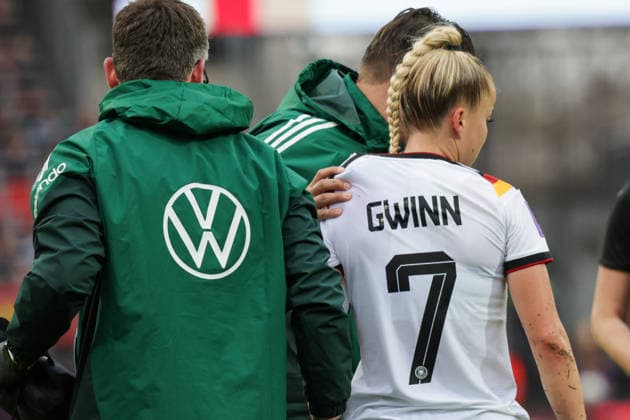 14.04.2026, xgrfx, Fussball WM Qualifikation Frauen , Deutschland - Österreich v.l. Verletzung, Giulia Gwinn (Deutsche Frauennationalmannschaft) (DFL DFB REGULATIONS PROHIBIT ANY USE OF PHOTOGRAPHS as IMAGE SEQUENCES and or QUASI-VIDEO) Nürnberg