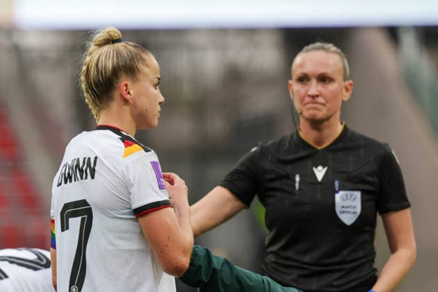 14.04.2026, xgrfx, Fussball WM Qualifikation Frauen , Deutschland - Österreich v.l. Verletzung, Giulia Gwinn (Deutsche Frauennationalmannschaft) (DFL DFB REGULATIONS PROHIBIT ANY USE OF PHOTOGRAPHS as IMAGE SEQUENCES and or QUASI-VIDEO) Nürnberg