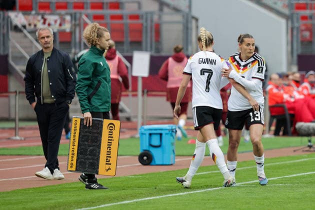 14.04.2026, xgrfx, Fussball WM Qualifikation Frauen , Deutschland - Österreich v.l. Verletzung, Giulia Gwinn (Deutsche Frauennationalmannschaft) (DFL DFB REGULATIONS PROHIBIT ANY USE OF PHOTOGRAPHS as IMAGE SEQUENCES and or QUASI-VIDEO) Nürnberg
