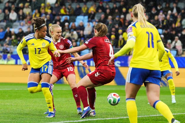 GÖTEBORG, SVERIGE 20260414 Sveriges Felicia Schröder gör assist när hon klackar bollen förbi Danmarks Pernille Harder och Emma Skou Faerge till Sveriges malskytt Monica Jusu Bah under tisdagens fotbollsmatch i VM-kvalet mellan Sverige och Danmark pa Gamla Ullevi i Göteborg. GÖTEBORG SVERIGE x9200x Copyright: xAdamxIhse TTx VM-KVAL SVERIGE-DANMARK
